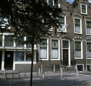 800188 Gezicht op de voorgevel van het Historisch Kostuum Museum (Loeff Berchmakerstraat 50) te Utrecht.